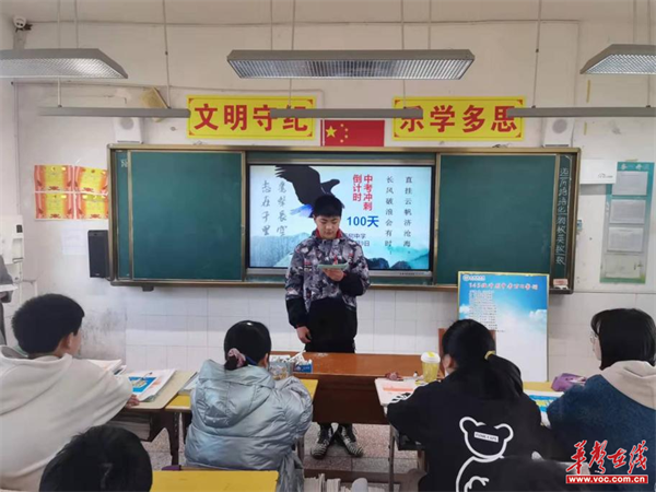 大会由九年级班主任胡裕钦老师主持,学校领导,初三全体学生用庄严的