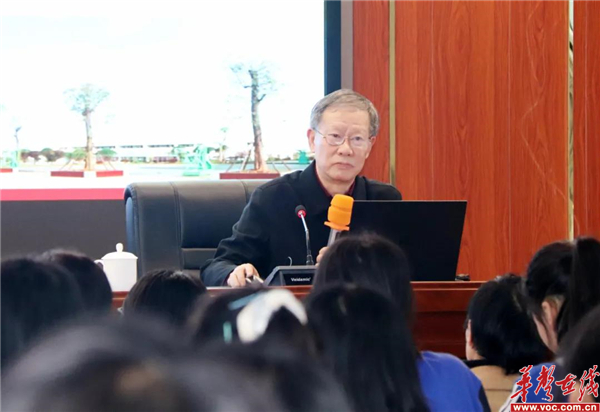 4月22日下午,长沙市民办教育协会副会长兼秘书长李俊年老师走进"华中