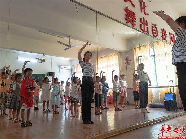 大学生教孩子们跳手语舞蹈《万疆》_副本.jpg