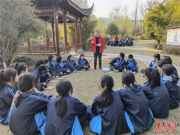 臨湘市第三中學一花獨秀不是春繁星閃爍春滿園