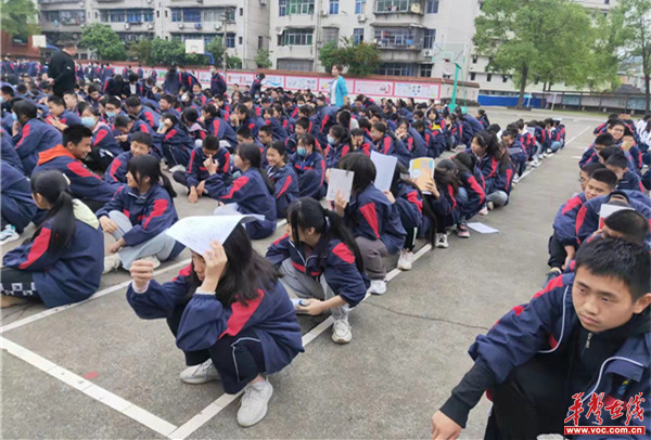洪江市实验中学组织避震防灾疏散演练为生命护航