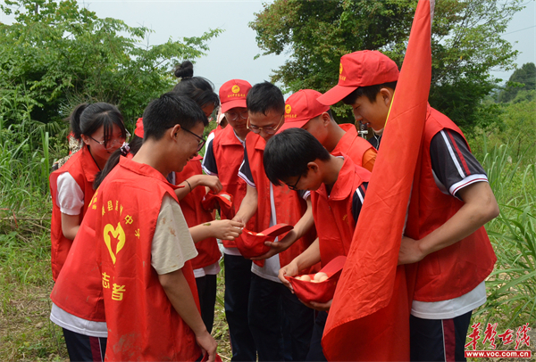 永順縣溪州中學勞動教育出新招黨團攜手走田間