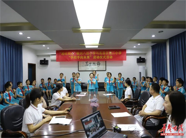 八达小学的少先队员们表演朗诵《神州谣》和手语操《一起向未来》.jpg