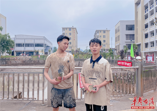 临武县南强镇初级中学学生比赛抓鱼